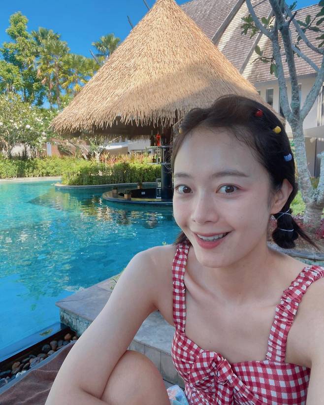 Actor Jeon So-min has been catching up on his holiday.Jeon So-min posted the photo on Tuesday morning without any explanation.In the open photo, Jeon So-min is wearing a variety of swimsuits and taking a self-portrait.His beauty, which seemed to have forgotten his age, drew many peoples attention.Jessie left a comment saying Miss u  ⁇  and Oh Na-ra commented Show me a full shot!Meanwhile, Jeon So-min, who was born in 1986 and is 37 years old, made his debut in 2004 and is currently appearing on SBS Running Man.Photo by Jeon So-min