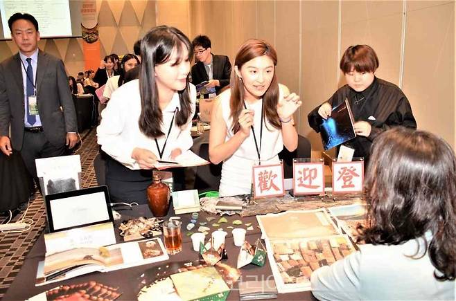 타이완 트레블마켓에서 대만-한국 여행업 관계자들이 정보를 교류하고 있다.