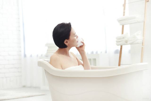 섭씨 38~40도 정도의 물에 족욕이나 반신욕을 하면 신진대사가 활발해지는 효과가 있다./사진=클립아트코리아