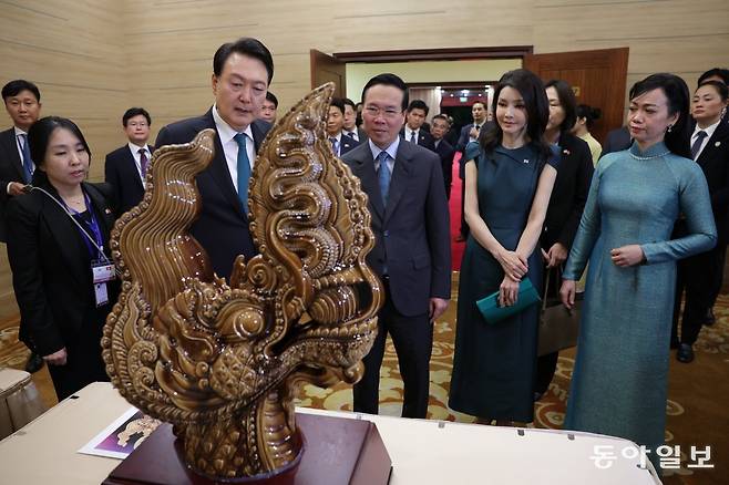 한·베트남 정상 내외가 전시물을 관람하고 있다. 하노이=최혁중 기자 sajinman@donga.com