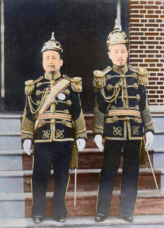 조선의 마지막 왕 고종(왼쪽)과 순종황제(오른쪽), 1910년대. ⓒ Hsu Chung Mao Studio.