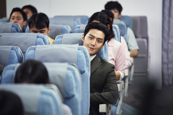 Unfortunately, when I first saw Kim Seon-hos Acting, I had mixed thoughts. Kim Seon-hos hard-carrying movie was a true movie. Why did not I ever see drama or entertainment?Kim Seon-ho, who had been shooting most of the shooting, carcassing, and wire scenes, was gliding like a fish in the water.Park, Hoon Jung Director, and it seems to be as lively as the first challenge to the movie.However, the reality that was not easy was also difficult. I meet Kim Seon-ho, an unknown man I met on the plane.It is not free from Kim Kang-woo (Kim Kang-woo) and Yoon Joo (Go Ah-ra) who are helped by the Philippines.As three people chase one person at a time, the sense of speed and pleasure reaches its climax.It rushes without fear, but it shows faithfulness to the basics rather than gorgeous action. It seems to fall just like sticking to the suit, but it causes fear with unpredictable words and actions.It looks like a gentleman, but it is a momentary genital and evokes a protective instinct. In short, it is a mysticism that can not be explained and asserted.Despite being a self-professed professional, he is extremely reluctant to have his style disrupted, raindrops splashed on his shoes, and scratches on his new car. His destructive killing instincts, action, and his ability to shoot guns, but even small wounds, cause laughter.In general, the face of a lunatic who does not know when and where it will pop out when the heavy and serious atmosphere grows, adds to the life. A killer with a screw, a killer with a wit. It is the birth of a unique character that is nowhere else.Marco Polo was born between a Korean father and a Philippine mother and suffers from qualifications.Thanks to my mother, I learned Korean from an early age and grew up to act like a Korean, but I am a local who has never been to Korea. I am attracted to my longing for my father who I have never seen, but I feel betrayed when I realize that I am being used.Instead, he left only the cruel human nature of each person who wants to take Marco Polo. It digs into the greed of the chaebol II, whose money is all, and the power of persecuting the poor.Ignored and disillusioned at the end of each word is another bitter reality that can be replaced at any time by another minority.The 8th feature  is faithful to the genre, which is the brightest and cheerful tone genre movie among his works.The directors infinite affection for Kim Seon-ho has made it possible to make sequels like Witches and New World.If a sequel is made, it is my personal wish that it will deal with the past history of the full-fledged Male English-speaking Witch.In particular, as a director who is called a new excavation master, Kim Dae-mi and Cynthia have noticed a new face after Kang Tae-joo.Kim Seon-ho is also waiting for the next work of Kang Tae-joo.