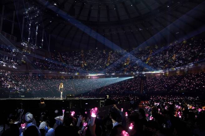 Seoul =) = Girls Generation Taeyeon successfully finished Taiwan Concert with all-stone sold out.Taeyeon Concert  ⁇  The Odd of Love in Taipei (TAEYEON CONCERT - The ODD Of LOVE in TAIPEI) was held at Taiwan Taipei Arena on the 24th and enthralled local audiences with its high-quality performance to meet all of Taeyeons unique singing skills and colorful performances.In particular, this concert was Taeyeons first Taiwan performance in six years, so it was sold out all-stone in just three minutes after the ticket was opened, and the number of concurrent users reached about 120,000, It was once again felt Taeyeons high popularity and strong ticket power.Taeyeon, who opened the performance with INVU, has a lot of performances such as I, Four Seasons, Spark, Siren, Cold As Hell (Cold Again), No Love Again, Stress (Stretch), and Monthly Eclipse. (My Tragedy), Better Babe, Fine, and Drawing Our Moments.In addition, audiences filled the concert hall with pink waves and heat, such as waving fanlights and singing Taechang throughout the performance, and the card section event, which made phrases such as My body is far away but my heart is close and Our love is constant ⁇ , also progressed and impressed Taeyeon.On the other hand, Taeyeon will continue the Asian tour at the Tokyo Gymnasium in Japan between July 8th and 9th.