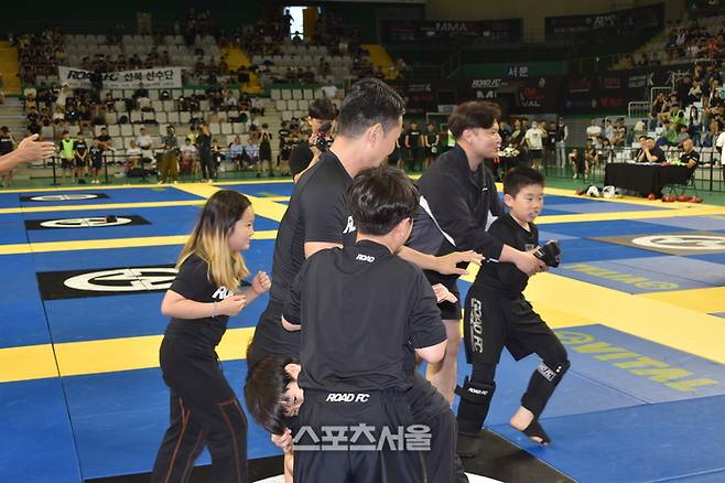 코미디언 윤형빈이 25일 강원도 원주시 서원대로 원주 종합체육관에서 열린 격투기 대축제에서 17 대 1 이벤트 매치를 펼치고 있다. 사진=김태형기자 tha93@sportsseoul.com