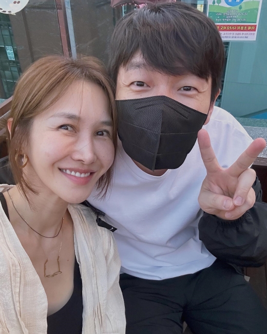 Yoon Hye-jin, wife of actor Uhm Tae-woong and ballet dancer, united with his family members.On the 23rd, Yoon Hye-jin released photos and videos along with the article, It was a lot of fun and excitement with our companys families!In the video, Yoon Hye-jin, Jo Seung-woo and Bae Doo-na, actors from Goodman Story, showed up together, posing with their arms wide open and boasting a delightful chemistry.In particular, Yoon Hye-jin, who left Jo Seung-woo and self-confident, commented, Did you like your sister too? She replied, Seung-woo and Sexton are now 30 years old.In addition, Jo Seung-woo said, I did not use it to cover my face, but my skin was weakened because of the phantom makeup, so I kept it.