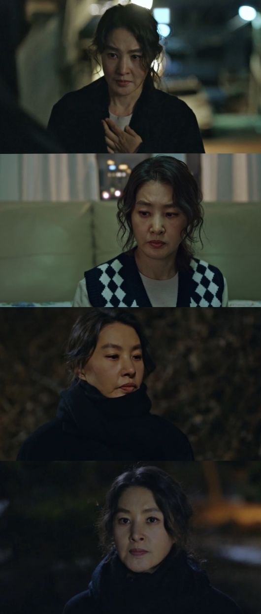 Park Ji-Young is captivating the house theater with various and three-dimensional performances in SBS new gilt drama  ⁇  a demon  ⁇ . ⁇ a demon ⁇  (playwright Kim Eun-hee/director Lee Jung-rim/production studio S, BA Entertainment), which first aired on the 23rd, is a Korean-style occult mystery drama in which a woman and a man who can see the demon in a demon delve into the mysterious death.In the play, Park Ji-Young is a mother who lacks vitality, but she plays the character epigram with the strongest maternal love to do anything to protect her daughter.In the first episode, the mother epigram, who was deceived by the lie that her daughter was kidnapped, was depicted. From the crawling voice to the deadly expression, it was the mother who was scammed and saw her daughters eyes.I was saddened by the fact that my child was suffering from my mistakes.However, unlike her previous appearance, when she talked about her dead husband, she made her daughter Kim Tae-ri and viewers freeze with cold eyes and decisive tone.He tried to cut off his former mother-in-law, chrysanthemum linne (played by Ye Soo-jung), and it quickly cooled down when San-young brought up the story of her dead father.It raises the curiosity about what story has made epigram so cool, and it raises the expectation for the next time.Park Ji-Young 2% is lacking, but it is somewhat secretive and cold-hearted, and it adds to the tension of the whole pole by releasing the character abundantly.There is a lot of interest in what kind of wave he will cause as an epigram in the story to be developed in the future.On the other hand,  ⁇  a demon  ⁇  is broadcast on SBS every Friday and Saturday night at 10 pm.A Demon