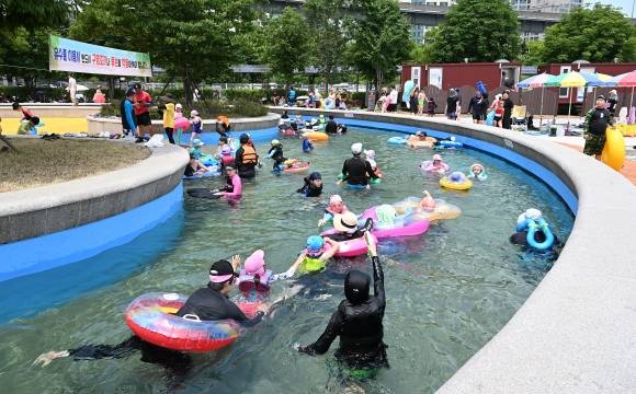 무더위가 기승을 부린 25일 서울 뚝섬 한강공원 수영장에서 시민들이 더위를 식히고 있다. 2023.6.25 오장환 기자
