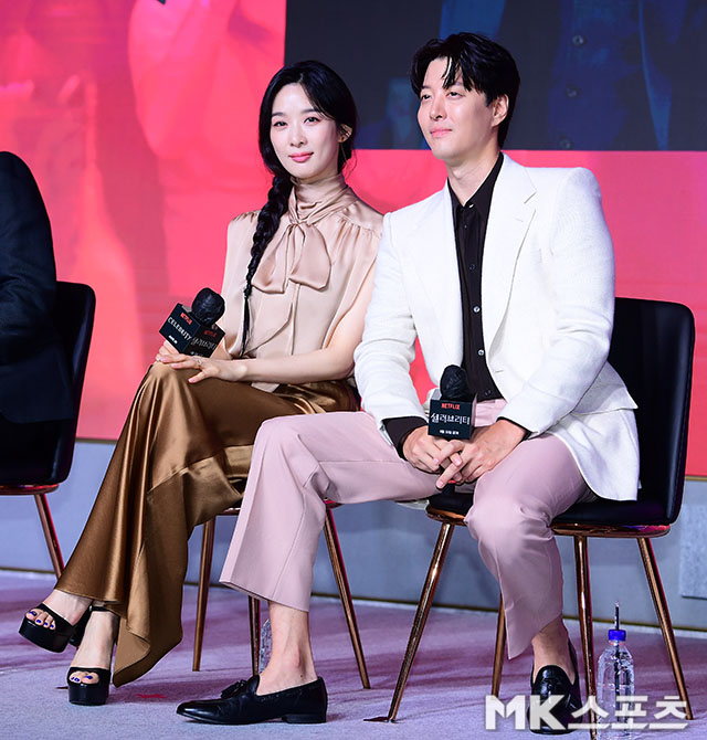  ⁇  Celebrity ⁇  Lee Chung-ah and Lee Dong-gun said they heard that the sum of the pictures was good.Lee Chung-ah and Lee Dong-gun had a question-and-answer session while the production presentation of Netflix  ⁇  Celebrity  ⁇  was held at Seoul Mapo-gu Hotel Naru Seoul M Gallery on the 26th.On this day, Lee Chung-ah was lucky to pretend to be the person in the field.He said that until the end of the series, these friends thought I was an elegant person, but at the end of the shoot I found out the reality.These friends are free in the field, he added. I was a god with three people, but I wanted to see if the real Minhyuk was a chaebol.Also,  ⁇  Gyu-young is a friend who is so hairy and gentle, but it looks like a real hot Haemophilus in. Its exciting.Lee Chung-ah was the daughter of a five-member lawmaker who was more influential than any Haemophilus in without SNS, and yoon si-hyun, chairman of the Cultural Foundation.Lee Dong-gun is the owner of Tae-gang, a law firm with both money and power, and Chen Tai, a lawyer who is the husband of yoon si-hyun.In the meantime, Lee Dong-gun shows a very strong sense of self-consciousness through Chen Tai.Previously, he made a buzzword through SBS Drama  ⁇  Lovers in Paris. ⁇  In the meantime, in this work, he predicted another buzzword with the ambassador  ⁇  Na Chen Tai  ⁇   ⁇ .Lee Dong-gun presented Chennai and Chen Tai in person at the production presentation, and pointed out that it was a different challenge.In addition, Park Kyung-rim wondered that Lee Dong-gun and Lee Chung-ah among the field staffs had a praise that the sum of the pictures was too good and that the sum of the faces was good.Lee Dong-gun seems to have done so, and Lee Chung-ah explained that he was taking a wedding photo to be placed on the set.