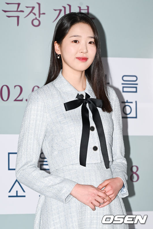 Actor Kim Si-eun was selected as the female protagonist of the  ⁇  Squid Game  ⁇ .Kim Si-eun was cast as the female lead in Season 2 of Netflixs original series, The Squid Game.As a result, it is anticipated that it will be able to take over the popularity of the model and actor HoYeon Jung (Kang Dawn Station), which has gained worldwide recognition through the Squid Game  ⁇  (2021).She also began to attract attention as the Korean film Dawn Next So-hee (director Jeong Ju-ri) starring Kim Si-eun entered the closing film of the 75th Cannes International Film Festival (2022) Critics Week held last year. ⁇  The next So-hee  ⁇  is a film about the events that 18 high school student So-hee (Kim Si-eun) goes through in the field practice and the intense story that detective Eugene (Bae Doo-na) It is a movie.It opened in theaters in February this year and met local audiences.Kim Si-eun won the 59th Baeksang Arts Awards for Best Female Newcomer in the film category, and I wonder how she will play a new role in the squid Game ⁇  season2.On the 18th (Korea time), Netflix unveiled a list of male actors who have been confirmed to appear in the new season, including Siwan, Kang Ha-neul, Park Sung-hoon and Yang Dong-geun.In addition, Lee Jung-jae, who led the Squid Game 1 game, returns to the role of Sung Ki-hoon, Lee Byung-hun of the frontman, Wie Ha-jun of Hwang Jun-ho who jumped into the survival of doubt to reveal his brothers secret,The squid Game is scheduled to start shooting in the second half of this year and aims to release Netflix in 2024.DB