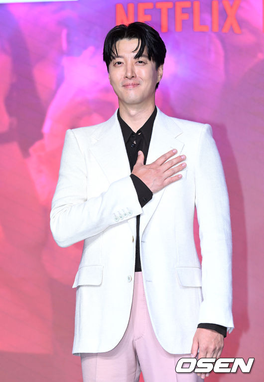 Actor Lee Dong-gun will come back to Actor in four years through Celebrity. I have raised my curiosity because there is no acting activity recently, and Celebrity is the first comeback after divorce.On the morning of the 26th, Seoul Mapo Hotel Naru Seoul M Gallery 2F, the production presentation of Netflix original series Celebrity was held.Lee Chung-ah, Lee Dong-gun, and Jun Hyoseong attended the ceremony.Celebrity depicts the splendid and fierce people of the celebrities facing the main character Ari who has entered the world of money when he becomes famous.Director Kim Chul-kyu, who won the 57th Baeksang Arts Award for Directing in the TV category for Drama Flower of Evil and proved his directing ability by entering the official competition section of the 1st Cannes International Series Festival as Mother, will direct and show the world of emerging aristocrat influencers.Lee Dong-gun was dismissed as a lawyer Chen Tai, the owner of Taegang, a law firm with both money and power, and the husband of yoon si-hyun.Chen Tai is married to yoon si-hyun, the daughter of a five-member lawmaker who is more influential than any influencer without SNS.yoon si-hyun was played by Lee Chung-ah, and Lee Dong-gun - Lee Chung-ah was a couple.On the day, Lee Dong-gun was asked about a testimonial returning to Spin-off after a long time.He returned to his main job, Actor, four years after TV Chosun Drama Leverage: Fraud Manipulation Group, which ended in December 2019.I thought there was a reason why I took a break from work, he said. I thought how important it was for my father to spend time with my daughter from the age of five to seven.Lee Dong-gun met with his fellow actor Jo Yoon-hee at KBS 2TV WeekendDrama Laurel suits, which was aired in 2017, and developed into a lover.The couple became legally married in May of the same year, and held a private wedding ceremony in September. In December of that year, they enjoyed the joy of becoming parents by holding their first daughter in their arms.However, in May 2020, after three years of marriage, the divorce news was announced. Both sides decided to go their own way after amicable settlement without any lawsuits such as property division, but mother Jo Yoon-hee decided to take custody of her daughter.Lee Dong-gun said he focused on his only daughter after experiencing personal pain. I wanted to make my father feel less anxious about his absence because I could not stay next to him.So I invested a lot of time and mind about feeling time with my child. Lee Dong-gun and Jo Yoon-hee have arranged and divorced their marital relationship, but it is said that they are still interacting for their daughter.Jo Yoon-hee also made a handmade cream cake with her daughter on the birthday of her ex-husband Lee Dong-gun in the JTBC entertainment I Raise broadcasted in September 2021.Jo Yoon-hee said, I am taking care of my familys birthday, but I thought that Roa should live away from my father and take care of it better. I have never made my daughter uncomfortable with my father.Even before I meet Father on Weekend, I ask, What are you going to do to meet Father? So it was not a burden to make Fathers birthday cake. In addition, Jo Yoon-hee also mentioned the conversation with Lee Dong-gun.I was contacted to thank you for making the cake, he said. It seems to me that my father has been a memorable memory for the rest of my life because of his first birthday celebration.Lee Dong-gun, who resumed his acting career in four years with Celebrity, is excited to be able to participate in the colorful and sparkling Spin-off called Celebrity.Meanwhile, Celebrity will be released to 190 countries around the world through Netflix on the 30th.