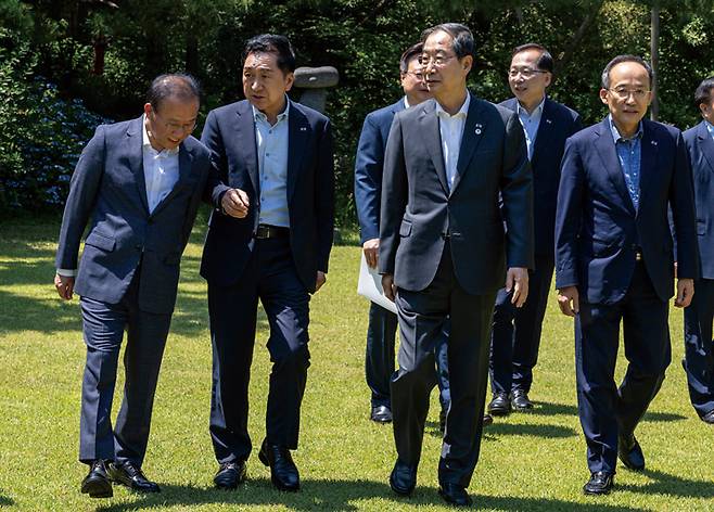김기현 국민의힘 대표(왼쪽 두 번째)와 한덕수 국무총리(오른쪽 두 번째) 등 고위 당정 협의 참석자들이 6월18일 총리공관에서 함께 걷고 있다. ⓒ연합뉴스