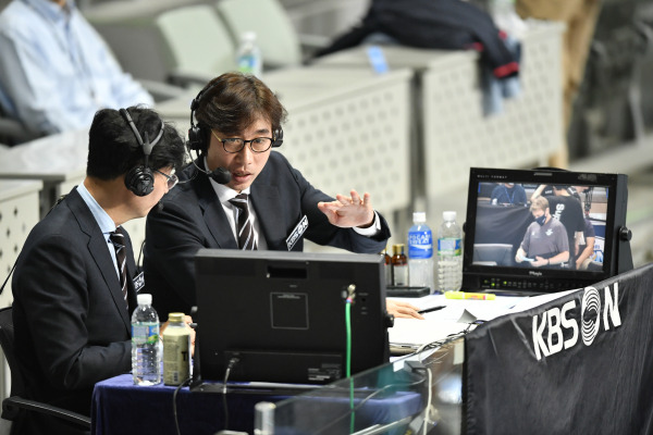김세진(오른쪽) 신임 경기운영본부장. 사진=KOVO