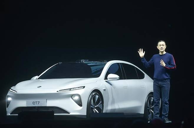 중국 전기차 스타트업 니오의 CEO 윌리엄 리가 2021년 2월 니오 ET7을 선보이고 있다. 연합뉴스