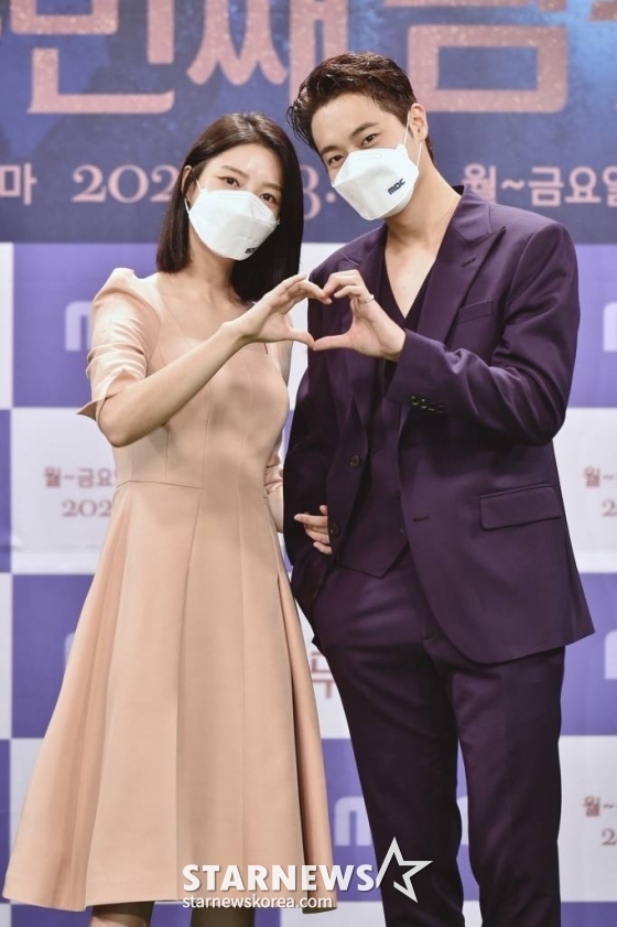 Looking back on the first half of 2023, which was full of pink throbbing, I tried to sort out the public hot love couples.It was not an April Fools Day joke. On April 1, Netflix original series The Gloria was born with the first couple, Lee Do-hyun and Lim Ji-yeon.The two of them overcame the age gap of five years and started a beautiful love.Lim Ji-yeons Artist Company said, Lim Ji-yeon and Lee Do-hyun are well aware of their good feelings at No Strings Attached.I would be grateful if you could look at it with a warm eye, he officially acknowledged the hot love with Lee Do-hyun.Lee Do-hyun, a member of the agency, said, The two of them are close friends and No Strings Attached.Lee Do-hyun and Lim Ji-yeon have sprouted love since they met in The Gloria released last December.The two of them had a role to maintain a hostile relationship, but they were 180 degrees different in reality.In particular, Lee Do-hyun is about to join the army this year, and fans interest in the two hot love is hot.The two people who are still happy hot love enough to see the dating eyewitnesses are now Spin-off activities in their respective places.Hyun-kyung Uhm and Tea in the garden announced the news of marriage and premarital pregnancy before they announced the hot love.In addition, Tea in the garden is currently in the military service. Tea in the garden, which joined the army in November last year, is scheduled to be discharged at the end of May 2024.On the 5th, Hyun-kyung Uhm agency Aftershock Entertainment and Tea in the garden agency Tree Essence said, The two actors made a connection through Spin-off, and after the end of the drama, they developed into a lover.The two are in a relationship on the premise of marriage, and will be married after the Tea in the garden actor. The two sides also said, Hyun-kyung Uhm and Tea in the garden have come to a precious new life like a blessing. Both of them are now waiting for their precious life with careful and thankful heart.I would like to ask for your understanding that I can not give you the details to share this blessing that has come to them quietly and reverently. Yubin from Wonder Girls fell in love with Kwon Soon-woo, the top tennis player in Korea. Yubin agency Le Entertainment said on the 22nd of last month, The two are meeting with good feelings.The details are difficult to grasp because of Artists privacy Yi Gi, admitted Kwon Soon-woos hot love.Kwon Soon-woo was born in 1997, Yubin was born in 1988, and the two are nine-year-old couples.In fact, Yubin had been unaware of Kwon Soon-woo and hot love before it was known.Yubin was reported to have supported Kwon Soon-woo by watching the 2023 Davis Cup finals held at the Seoul Olympic Park indoor tennis court in February.In addition, singer Park Won acknowledged hot love on the 8th of last month that he is continuing a beautiful meeting with a non-celebrity girlfriend.Model and actress Julien Kang said she was in a hot love with JJ, an exercise YouTuber, on the 19th of last month, while actor Son Eun-seo admitted to dating Jang Won-seok, CEO of production company BA Entertainment, in February.Actors Lee Jang-woo and Cho Hye-won acknowledged hot love as super fast on the 22nd.On the other hand, actor Park Seo-joon avoided answering on the 20th, saying that he was caught up in hot love with Youtuber and singer Susu, but can not be confirmed.In particular, he heard the news of hot love at the production meeting of the movie Concrete Utopia on the next day and said, I am getting a lot of attention.I thought it was a thank you, he said. I feel burdened to open my private life, and I do not think I can give a special word because of my personal work Yi Gi 