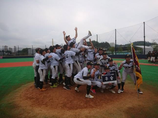 대학야구선수권 우승 이후 기뻐하는 성균관대 야구부. 사진제공=성균관대학교