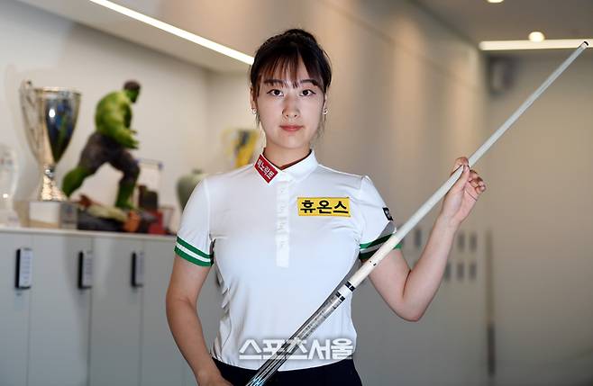 여자프로당구 LPBA 장가연이 22일 화성시 강차 당구 연구소 아카데미에서 스포츠서울과 인터뷰에 앞서 포즈를 취하고 있다. 화성 | 최승섭기자 thunder@sportsseoul.com
