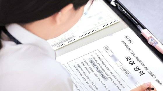 2024학년도 대학수학능력시험 6월 모의평가가 실시된 지난 1일 오전 경기도 수원시 효원고등학교에서 3학년 학생이 답안지에 이름을 적고 있다. 연합뉴스