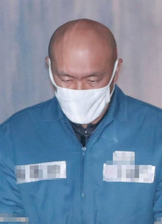 전우원씨의 부친 전재용씨가 2018년 1월 26일 서울중앙지법에서 열린 ‘탈세 재판 위증교사’ 관련 항소심 선고 공판에 출석하기 위해 호송차에서 내려 법정으로 향하고 있다. / 사진:연합뉴스