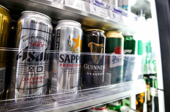 다음 달에는 하이네켄, 칭따오, 1664블랑 등 수입맥주 편의점 가격이 일제히 인상된다. 서울 시내 한 편의점에 수입맥주가 진열되어 있다. /사진=뉴시스