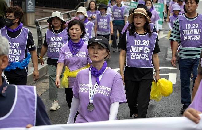 이태원 참사 희생자 프란치스카 김지현씨의 엄마 김채선씨가 메달을 메고 행진하고 있다. ⓒ시사IN 박미소