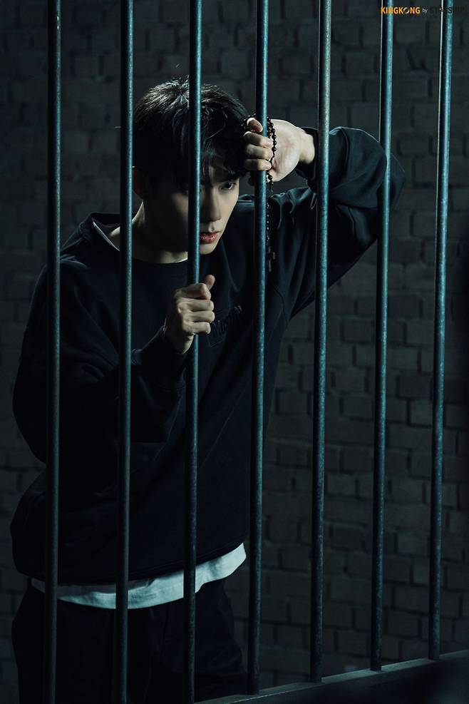 On the 28th, the agency King Kong by Starship released several profiles of Son Woo-hyuns profile and teaser shooting scene, which appeared in two roles of Martin and Feder Ricoh in Play Thebe Land.Thebes Land is inspired by Oedipus Shinhwa and depicts the story of Martin in prison for murdering his father, playwright S interviewing him, and actor Fedeh Ricoh as Martin.Among them, Son Woo-hyun goes back and forth between Martin, who constantly asks questions about his story coming to the stage with a dark past, and Ricoh, who has to represent him.Son Woo-hyun will show a variety of emotions in the dialogue that goes beyond Shinhwa, literature, and philosophy for about 170 minutes.Son Woo-hyun is continuing his acting career regardless of genre. Son Woo-hyun recently received a favorable response from viewers who disassembled from ENA Happy Battle to SNS marketing team leader Lee Jin-seop.He laughs with a cute charm in the play, and he unravels the clues of the incident together and demonstrates the rosy (Lee) and sticky shooter -Son Woo-hyun is more focused on acting that will be shown through Tebe Land, which is transformed into a life imprisonment and an actor at the same time.The play Thebe Land starring Son Woo-hyun will be performed at the Theater Black in Chungmu Art Center from June 28 to September 24, and the 9th ENA drama Happy Battle will be broadcasted at 9 pm on the 28th.