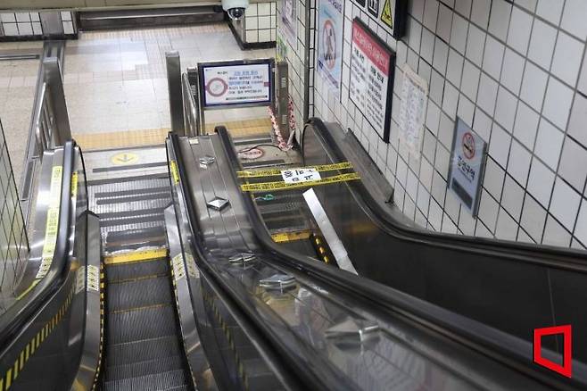 서울교통공사 지하철 8호선 암사역에서 유지보수업체 직원들이 고장난 에스컬레이터를 수리하고 있다.