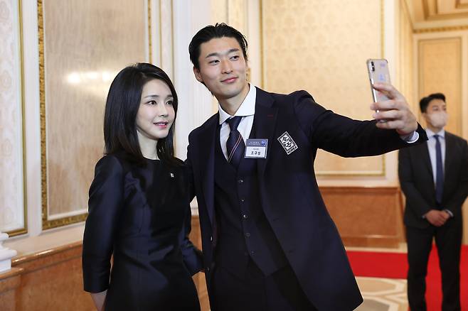 윤석열 대통령 부인 김건희 여사가 2022년 12월 8일 오후 청와대 영빈관에서 열린 카타르 월드컵 축구 국가대표팀 환영 만찬에서 조규성 선수와 셀카를 찍고 있다. /뉴스1