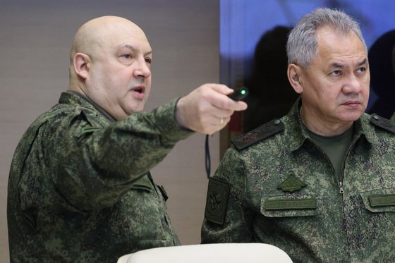 지난해 12월 당시 우크라이나전 총사령관이었던 세르게이 수로비킨 러시아군 통합 부사령관이 세르게이 쇼이구 국방부 장관과 회의하고 있다. AP=연합뉴스