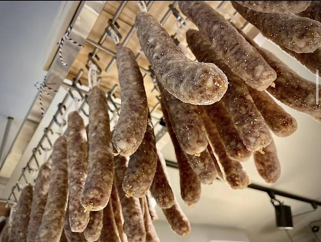 한겨레에서 디자인팀장을 지낸 임호림 육림델리카트슨 대표가 직접 만든 살라미.(임호림 대표 제공)