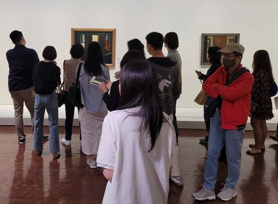 서울시립미술관의 ‘에드워드 호퍼: 길 위에서’ 전시장이 관람객으로 붐비고 있다. 문소영 기자