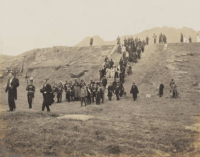 대한제국 순종 황제가 개성 만월대를 내려오고 있다. <서북순행 사진첩>에 수록. /국립고궁박물관 소장