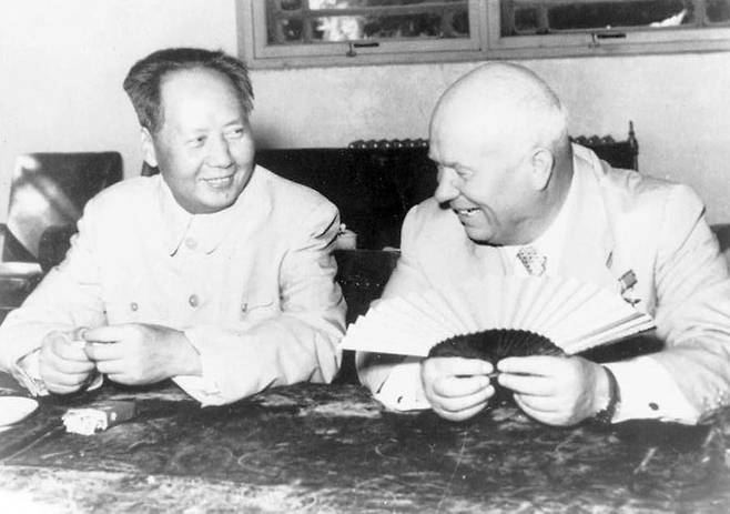 “내가 웃는 게 웃는 게 아니야.” 마오쩌둥(왼쪽)이 1957년 베이징을 방문한 소련 지도자 니키타 흐루쇼프와 대화를 나누는 모습. 당시는 중소 갈등이 심한 상황이라 두 사람은 사회주의 형제애 키스를 생략했다.