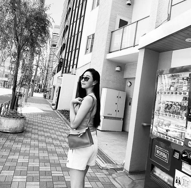 Actress Kim Sa-rang, 45, shared her laid-back routine during a trip to Tokyo.On the 3rd, Kim Sa-rang posted a picture and a picture of the second day of the trip to Tokyo.In the photo, he caught sight of the way he was walking on the street during his trip to Japan.The netizens who saw this were shiny in Tokyo, and they did not really change even though they were the same age.On the other hand, Kim Sa-rang is from Miss Korea and appeared in the drama King of the King and Nao (2007), Secret Garden (2010), and Revenge (2020).