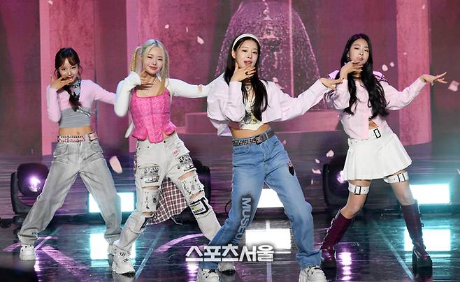 그룹 피프티 피프티 (FIFYT FIFTY)가 13일 서울 강남구 일지아트홀에서 진행된 기자간담회에서 열정적인 무대를 선보이고 있다. 박진업기자 upandup@sportsseoul.com