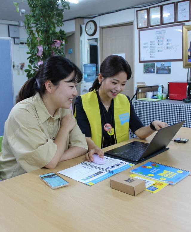 송승리(왼쪽) 길동복조리시장 문광형사업단 주임과 이현숙 MKYU 디지털튜터가 카카오톡 톡채널 활용법을 논의하고 있다. 사진제공=카카오