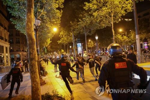 프랑스 파리 샹젤리제에서 경찰에 쫓기는 시위대들 [로이터 연합뉴스 자료사진]