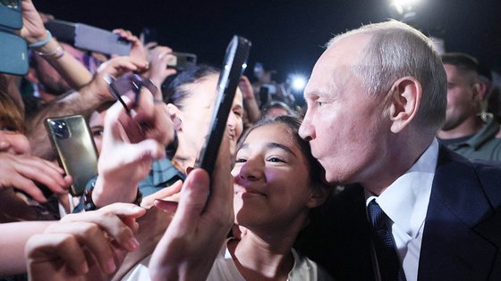 지난달 28일 러시아 다게스탄주에서 이례적으로 군중과 가까운 거리에서 소통한 푸틴 러시아 대통령. AFP=연합뉴스