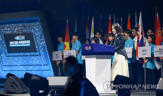김건희 여사가 3일 강원도 강릉 아레나에서 열린 2023 강릉 세계합창대회 개막식에서 축사하고 있다. 연합뉴스