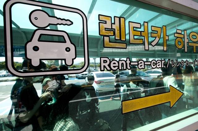 제주공항에 도착한 관광객들이 렌터카 셔틀버스를 타기 위해 이동하고 있다. 뉴시스