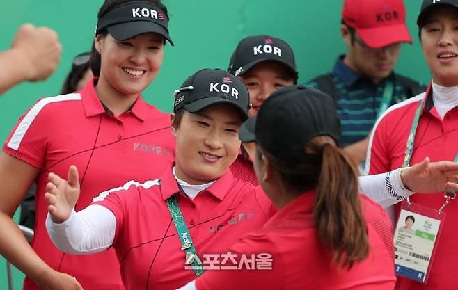 박세리 감독(왼쪽에서 두 번째)이 2016년 브라질 리우데자네이루올림픽에서 금메달을 따낸 박인비와 포옹하고 있다. (스포츠서울 DB)