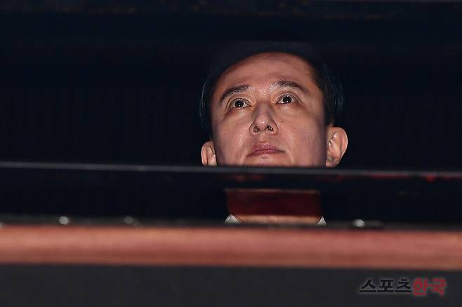 가수 심신이 5일 서울 광장동 예스24 라이브홀에서 열린 그룹 키스오브라이프 첫 번째 미니 앨범 '키스 오프 라이프' 쇼케이스에서 자신의 딸인 벨의 무대를 지켜보고 있다. ⓒ이혜영 기자 lhy@hankooki.com