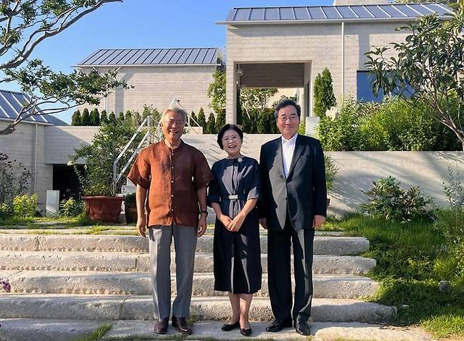 이낙연 더불어민주당 전 대표가 부인 김숙희 여사와 함께 5일 양산 평산마을을 찾아 문재인 전 대통령을 예방한 사진을 자신의 SNS에 공개했다. ⓒ뉴시스