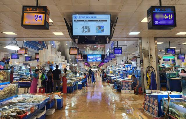 5일 오전 서울 동작구 노량진수산시장 내부에 방사능 감시 체계 관련 안내가 표시되고 있다. 김소희 기자