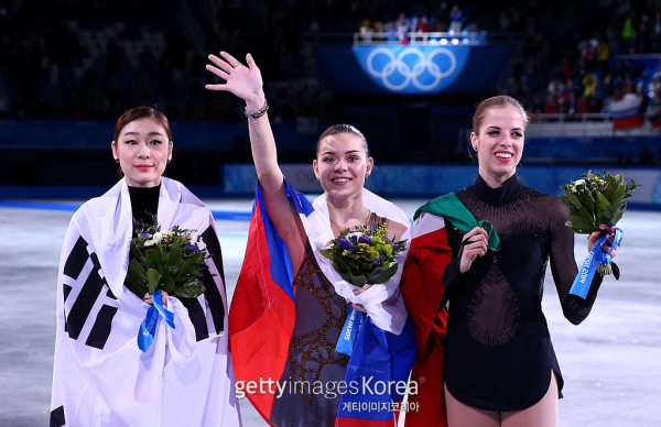 지난 2014년 소치 동계 올림픽 피겨스테이팅 여자 싱글에서 은메달을 차지한 김연아(왼쪽)와 판정 논란 속 금메달을 차지한 아델리나 소트니코바(가운데). 사진=게티이미지