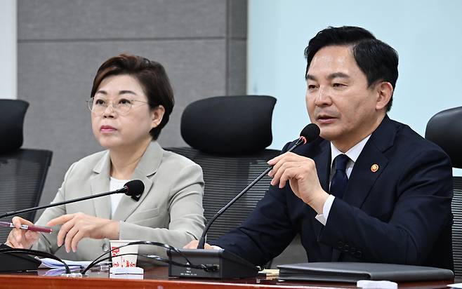 원희룡 국토교통부 장관이 6일 서울 영등포구 여의도 국회 의원회관에서 열린 국민의힘-국토교통위원회 실무 당정협의회에 참석해 발언하고 있다. 앞서 더불어민주당은 신설 예정인 서울양평고속도로의 양평 쪽 종점이 예비타당성조사 통과한 뒤에 김건희 여사 일가가 소유한 양평 강상면 땅 인근으로 변경하는 방안이 검토된 것을 두고 특혜 의혹을 제기했다. 임세준 기자