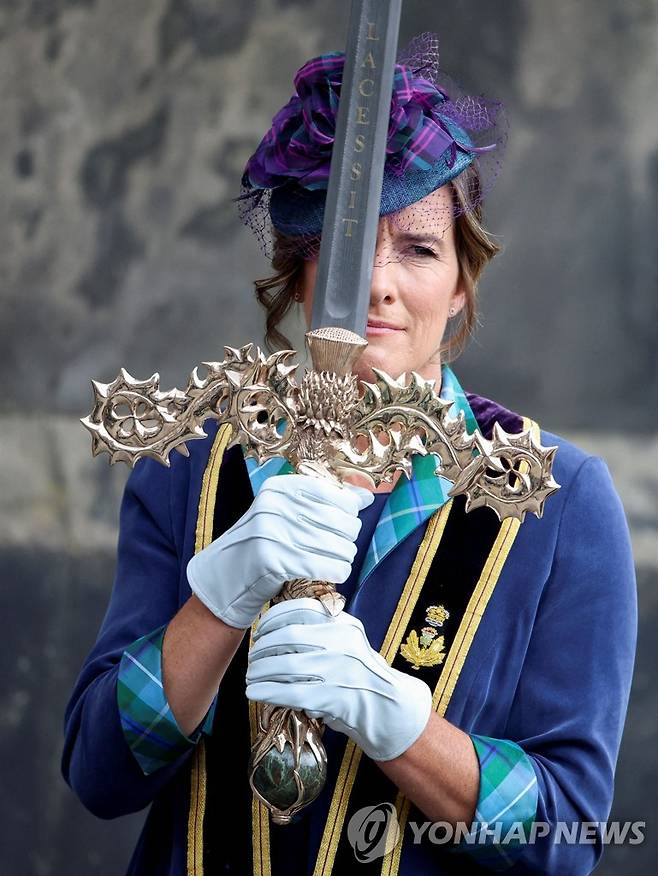 무게 7.5㎏ 스코틀랜드 보검을 든 영국 조정 금메달리스트 (에든버러 AFP=연합뉴스) 5일(현지시간) 스코틀랜드 에든버러 성 자일스 성당에서 치러진 '감사와 헌신 예배'에서 올림픽 조정 금메달리스트가 무게 7.5㎏ 보검을 들고 있다.2023.7.5 photo@yna.co.kr