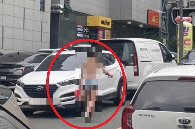 대구에서 상의를 탈의한 채 길거리를 활보하는 여성 / 온라인 커뮤니티 갈무리