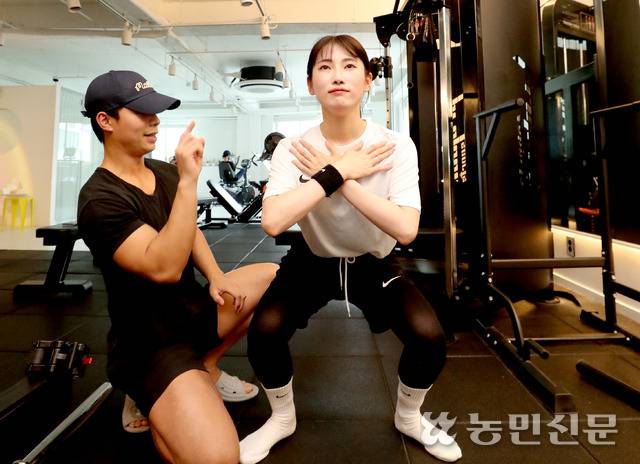 거울을 보며 스쾃을 하는 기자. 다리 각도가 90도가 될 때까지 엉덩이를 내려 앉은 자세를 취하다가 일어서야 한다.