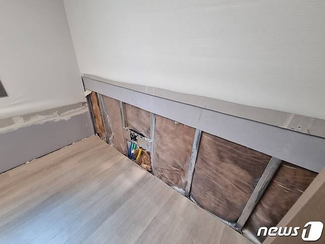 지난 6월 28일 준공승인을 받고 이튿날부터 입주를 시작한 서울 노원구 상계동의 한 신축아파트 내 침수 피해 가구가 발생해 논란이 되고 있다. 피해 사실과 원인, 조치 중 어떤 것도 시공사로부터 선제적이고 명확한 설명은 들은 바 없다는 게 피해 가구의 설명이다. 2023. 7. 5/뉴스1 ⓒ News1 최서윤 기자