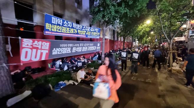 민노총 소속 건설노조 조합원들이 2023년 5월 16일 오후 서울 중구 세종대로에서 정치 구호를 내걸고 노숙(露宿·한데에서 자는 잠) 시위하고 있다./남강호 기자